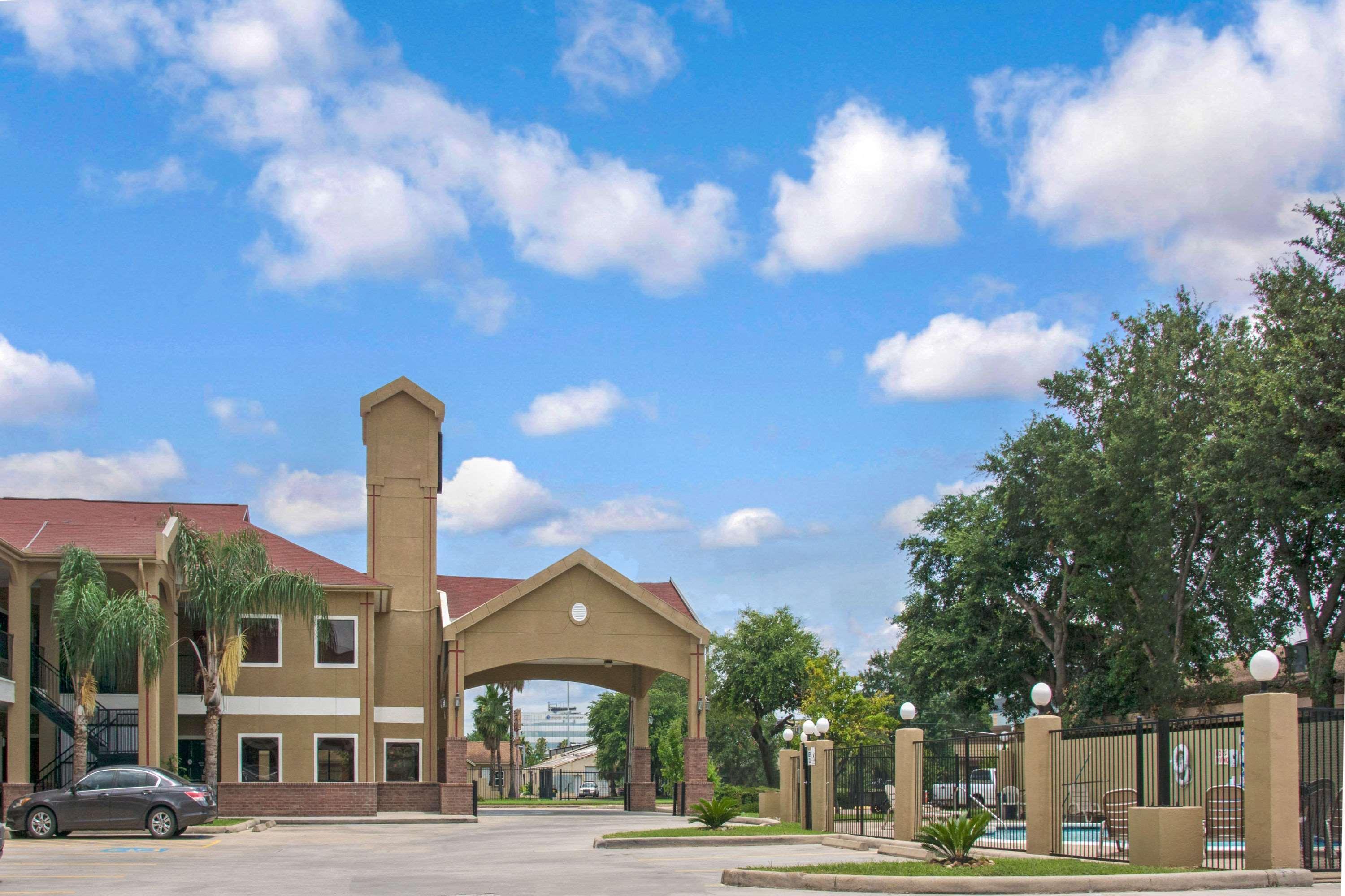 Super 8 By Wyndham Houston/brookhollow Nw
